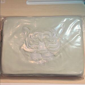 🔥 Deena & Ozzy Tiger Embroidered Laptop Sleeve – Urban Outfitters